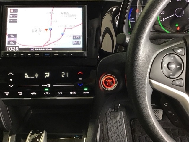 ホンダ純正メモリーナビ搭載なので、遠方へのドライブもお任せ下さい！ステアリング左手側にオーディオ関連のコントロールスイッチを配置しています。操作時は視線を逸らすことなく運転に集中できます。
