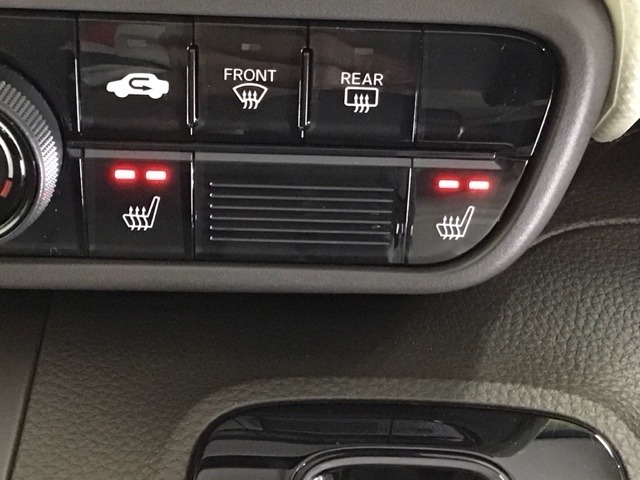 運転席/助手席シートヒーターで寒い日もすぐに温かくなり快適に過ごせます。2段階の温度調整が可能です