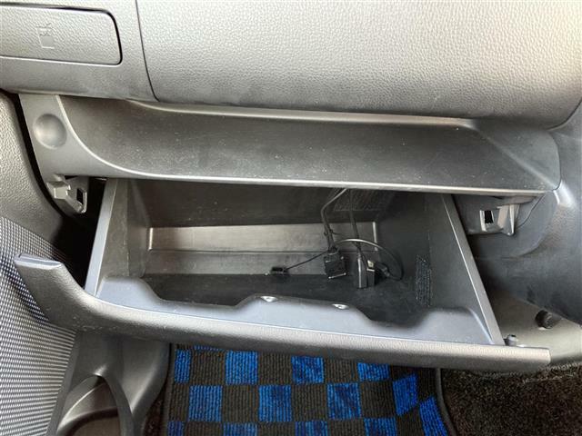 【グローブボックス】たくさん収納スペースがついてます♪車にあったら便利なグッズの収納スペースにも困りません！