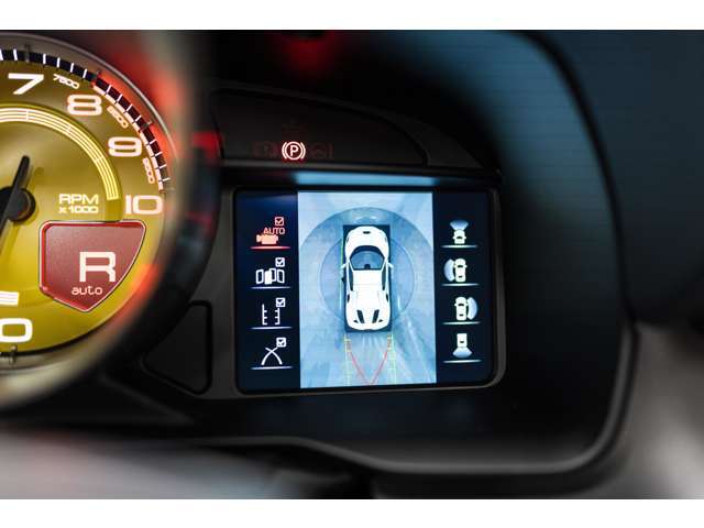 バックカメラもついておりますので駐車も安心です。また、パーキングセンサーも装備しておりますので、音で障害物を知らせてくれます