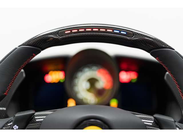 LEDはレブリミットに近づくとシフトアップを促します。また、サーキット走行時、視野をそらさずシフトチェンジを行えます。