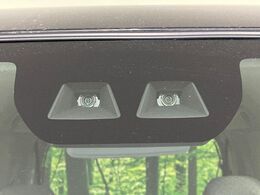 【スマートアシスト】走行中に前方の車両等を認識し、衝突しそうな時は警報とブレーキで衝突回避と被害軽減をアシスト。より安全にドライブをお楽しみいただけます。