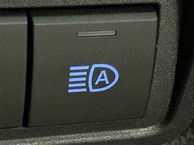【アダプティブハイビームシステム（AHS）】先行車や対向車、街路灯などの明るさを判定し、常にハイビームの状態でも、照射される部分を自動制御で遮光してくれます！