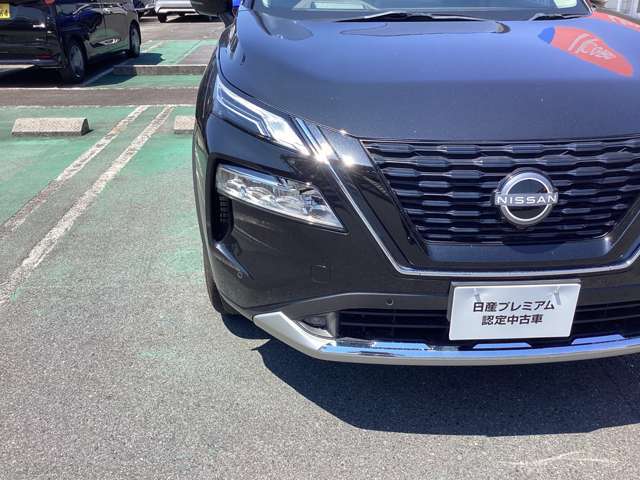 対向車がいてもハイビームを維持できるアダプティブLEDヘッドライト。車速に応じてハイビームの自動配光を維持して、常に視認性の高い状態が維持されます。