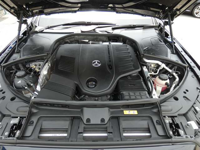 【主要諸元】直列6気筒DOHC＋モーター/2996cc9速AT/フルタイム4WD　435ps/53，0kg.m全長518×全幅192×全高150