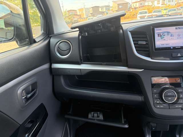 小物入れ等の収納が多いです★嬉しい装備ですよね♪