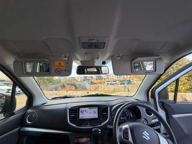 小さい鏡もついていますので、ちょっとしたお化粧直しにも★