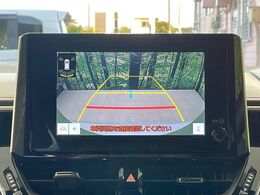 【バックカメラ】駐車時に後方がリアルタイム映像で確認できます。大型商業施設や立体駐車場での駐車時や、夜間のバック時に大活躍！運転スキルに関わらず、今や必須となった装備のひとつです！