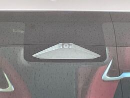 【トヨタセーフティセンス】走行中に前方の車両等を認識し、衝突しそうな時は警報とブレーキで衝突回避と被害軽減をアシスト。より安全にドライブをお楽しみいただけます。