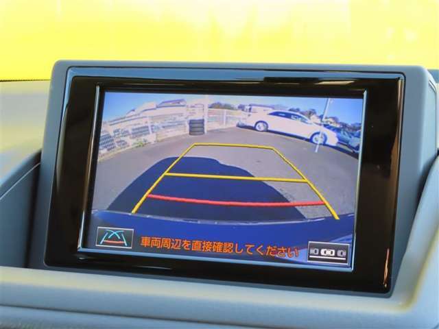 車庫入れもお任せのバックカメラが付いて、後方確認もラクラク♪安全に車庫入れも可能です。便利な機能ですが、バックカメラを過信せず、目視もお忘れなく。