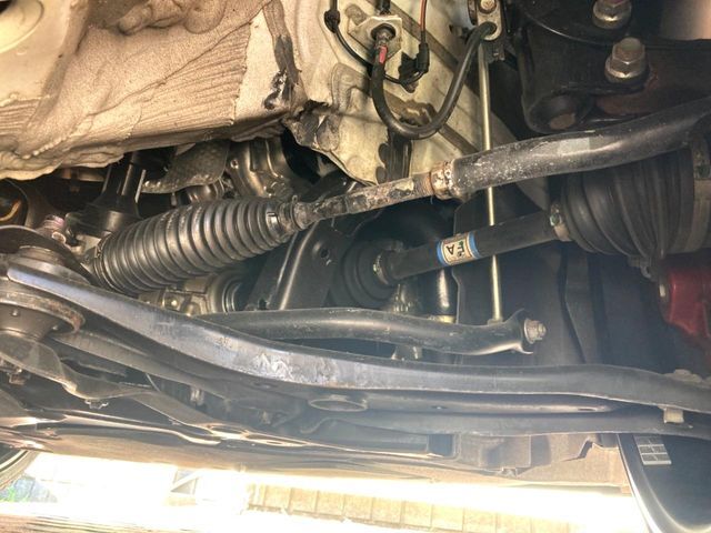 お車を安心してお乗りいただく為には、足回りの定期点検が欠かせません。サービスサポート（有償保証）では無料点検もご提供しており、安心のカーライフをお過ごしいただけるサポート体制が整っています。