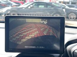 【バックカメラ】駐車時に後方がリアルタイム映像で確認できます。大型商業施設や立体駐車場での駐車時や、夜間のバック時に大活躍！運転スキルに関わらず、今や必須となった装備のひとつです！