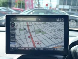 【純正ナビ】人気の純正ナビを装備。オーディオ機能も充実しており、Bluetooth接続すればお持ちのスマホやMP3プレイヤーの音楽を再生可能！毎日の運転がさらに楽しくなります！！