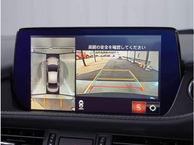 【360°ビュー・モニター】専用カメラにより上から見下ろしたような視点で360度クルマの周囲を確認することができます。駐車が苦手な方でも縦列駐車や幅寄せ時に活躍してくれます。