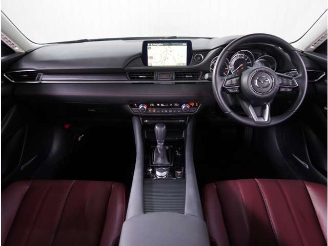 【インパネ周り】視界がよく運転しやすい設計となっております。インパネ周りもすっきりと洗練されたデザインで高級感が溢れています。日々のドライブを飽きさせません。