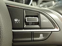 先行車との車間距離を保ちながら加速・減速してくれる「アダプティブクルーズコントロール」を装備しています。ロングドライブに最適ですね！