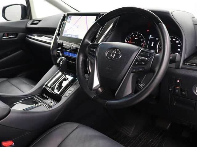 本革巻き+メタルウッドの4本スポーツステアリングホイール(ヒーター付)やメタルウッド+スパッタリングのインストルメントパネル、大型ハイグレードコンソールボックスが採用された豪華なインテリアです。