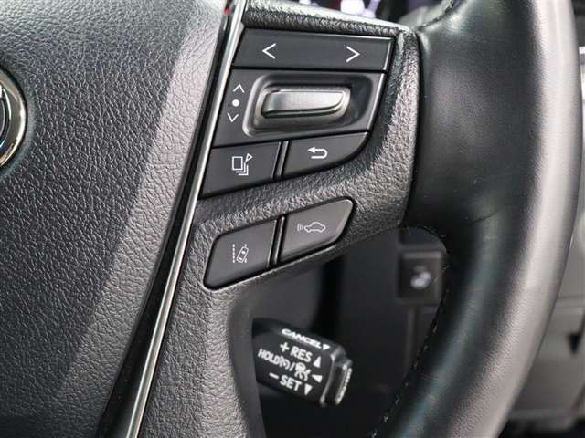 レーダークルーズコントロール作動時に車線維持に必要な運転操作の支援を行う「レーントレーシングアシスト(LTA)」を搭載しています。