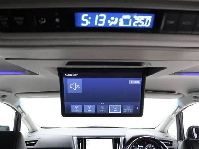 各種コンテンツを迫力ある大画面で楽しむことが可能な「13.3型リヤシートエンターテインメントシステム」を搭載。後席独立機能により、前席と後席で別々の音声を聞くことも可能となっています。