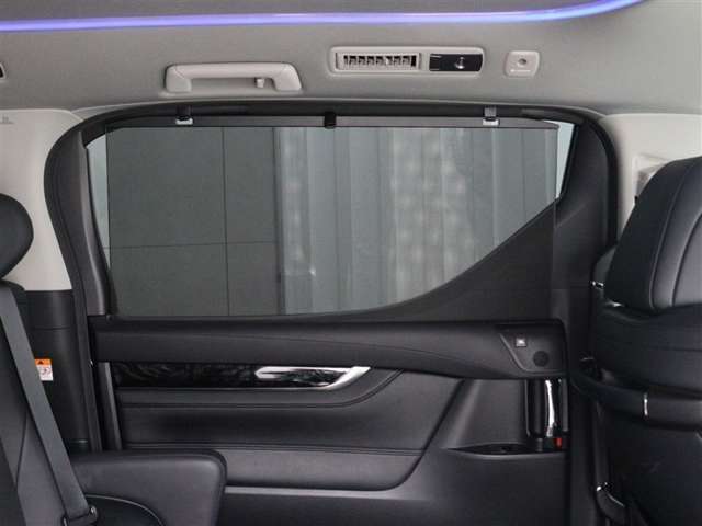 スライドドアにはサンシェードが装備されています。