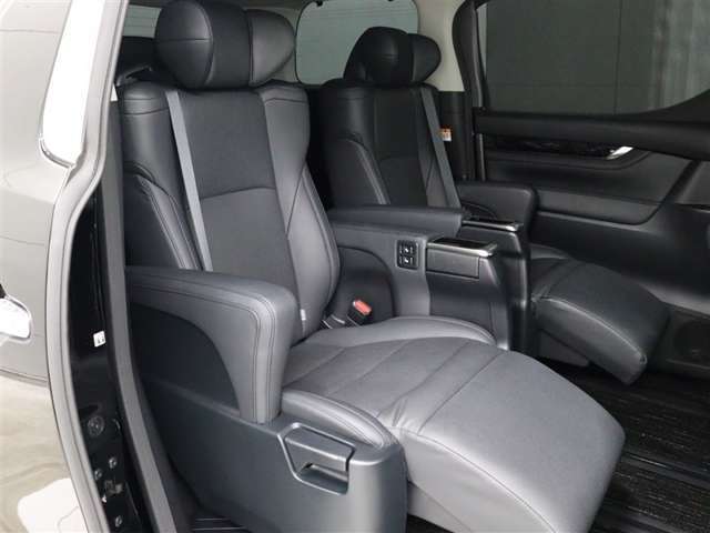 セカンドシートはエグゼクティブパワーシートを採用しています。最大500mmの前後スライドが可能。さらには電動でオットマンの展開・収納とリクライニング操作が行えます。