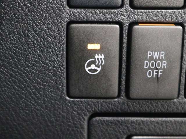 ステアリングヒーターが装備されています。