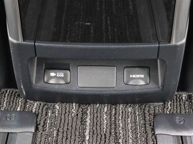 便利なアクセサリーコンセント(AC100V・100W)や、リヤシートエンターテインメントシステムにHDMI入力端子が装備されています。