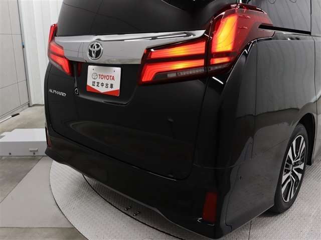 後方から接近する車両を検知して、衝突被害の軽減に寄与する安全機能リヤクロストラフィックオートブレーキ［パーキングサポートブレーキ(後方接近車両)］が装着されています。