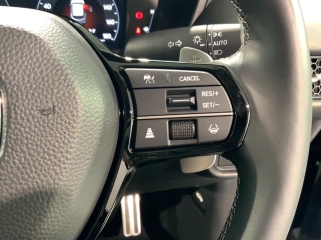 クルーズコントロールを装備しています。高速道路などで一定の速度で走ってくれるので運転が楽ですよ！速度を設定できますので、スピードの出しすぎにも注意できます。