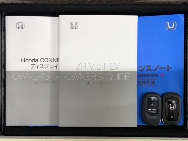 スマートキーは鍵をバッグに入れたままでもドアロックの開閉やエンジンのON・OFFができます。夜間や雨の日も鍵を探さなくて良いので便利です。