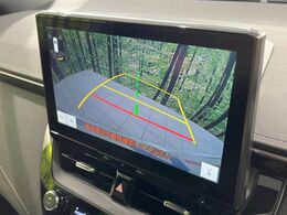 【バックカメラ】駐車時に後方がリアルタイム映像で確認できます。大型商業施設や立体駐車場での駐車時や、夜間のバック時に大活躍！運転スキルに関わらず、今や必須となった装備のひとつです！