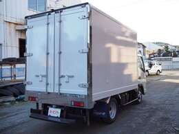 5速MT・ディーゼルターボ（NOx・PM適合）・積載量1500kg・東プレ製冷凍冷蔵車（箱内2室仕様/-30℃設定）・バックカメラ※総額には車検費用が含まれています。