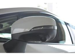 助手席側ドアミラーに装着されたカメラの映像をディスプレイに表示。自車の助手席側前方の様子が確認でき、狭い道への進入やすれ違い、道路端への幅寄せ駐車などをより安心して行うことができます。