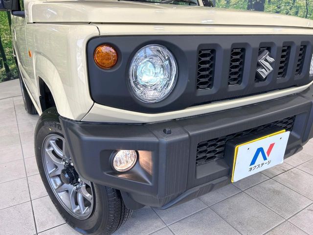【LEDヘッドライト】悪天候や夜間走行時も良好な視界を確保し安心して運転できる高輝度LEDヘッドライトを装備！点灯速度が早く、消費電力も抑えられています。