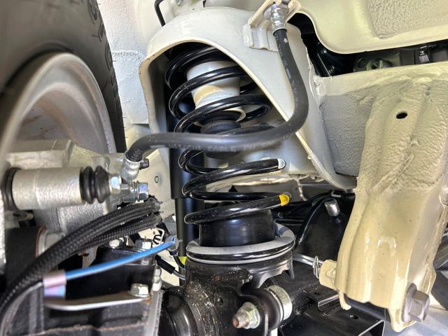 お車を安心してお乗りいただく為には、足回りの定期点検が欠かせません。サービスサポート（有償保証）では無料点検もご提供しており、安心のカーライフをお過ごしいただけるサポート体制が整っています。