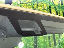 【スズキ　セーフティサポート】走行中に前方の車両等を認識し、衝突しそうな時は警報とブレーキで衝突回避と被害軽減をアシスト。より安全にドライブをお楽しみいただけます。