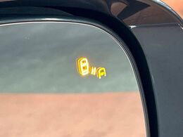 【ブラインドスポットワーニング】走行中、ドアミラーの死角になりやすい箇所に後続車が接近するとサイドミラー付近に警告を表示、ドライバーに注意喚起をしてくれます。