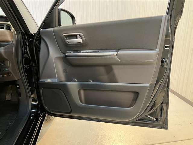 運転席前面ドア部分です♪