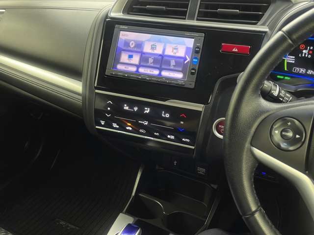 【運転席操作部】『運転席周辺の装備』の画像になります。快適なドライブを楽しむための機能が装備されています！運転席から触れるので使いやすいです！