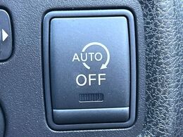 【アイドリングストップ】赤信号や渋滞で停車した際にエンジンを停止し、無駄な燃料の消費を抑えます。燃費向上や環境保護につなげる機能♪エンジンはブレーキを離せば再始動します。