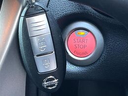 【インテリジェントキー】カバンやポケットに入れたままでもドアの施錠・解錠が可能なスマートキーを装備。エンジンのオン・オフ時もカギを取り出す必要が無いからとっても便利です♪