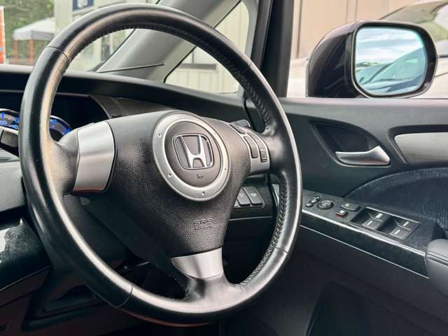 【ハンドル】革巻きハンドルで程よいグリップ感で運転し易いです。