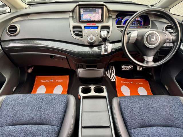 【運転席回り】黒をベースとした内装になっております。収納スペースも多い運転席回りです。メーターも見やすい位置に配置されていてます。