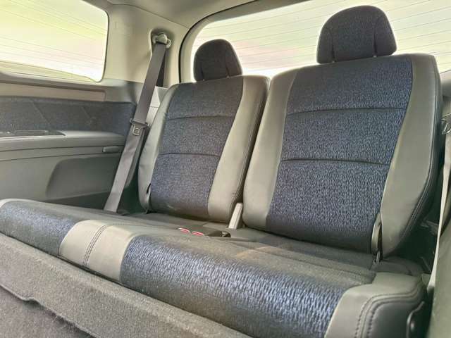 【サードシート】分割の3列目のシートです。側面にはドリンクホルダー付きのアームレスト付き！床下収納出来るので、ラゲッジスペースも広々と使えます！