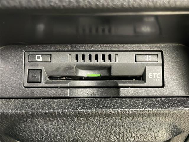 【ETC】有料道路を利用する際に料金所で停止することなく通過できる、ETC車載器（ノンストップ自動料金収受システム機器）が装備されています。セットアップを行うことで利用可能になります。