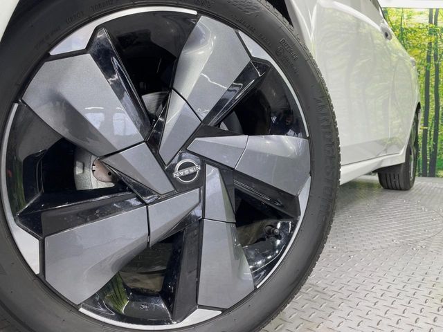 【純正17インチアルミホイール】外観にマッチした純正アルミホイールを装着しております。各種社外アルミホイールや、スタッドレスタイヤも取扱いしております。是非ご相談ください♪