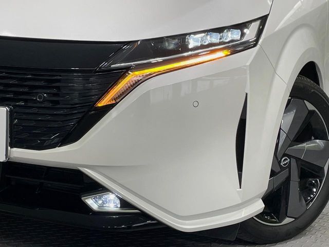 【LEDヘッドライト】悪天候や夜間走行時も良好な視界を確保し安心して運転できる高輝度LEDヘッドライトを装備！点灯速度が早く、消費電力も抑えられています。