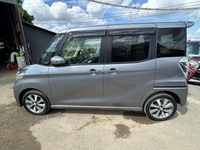 様々なインターフェースにアクセスが可能です。お気に入りのテーマでドライブを楽しんでください！