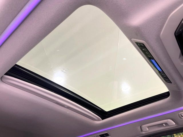 【サンルーフ】開放感たっぷりの希少装備、サンルーフが装着されています！車内に明かりを取り入れたり景色を楽しむ以外にも、車内の空気も簡単に換気できて快適です！