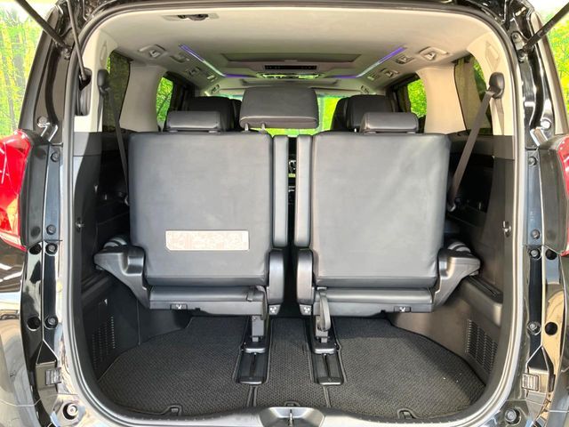 普段のお買い物や通勤、送迎等に十分な荷室スペースを確保しております。サードシートを倒すと、大きな荷物の積載も可能です♪